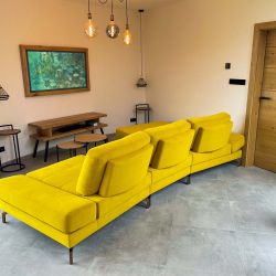 Žlutá sedačka v obývacím pokoji